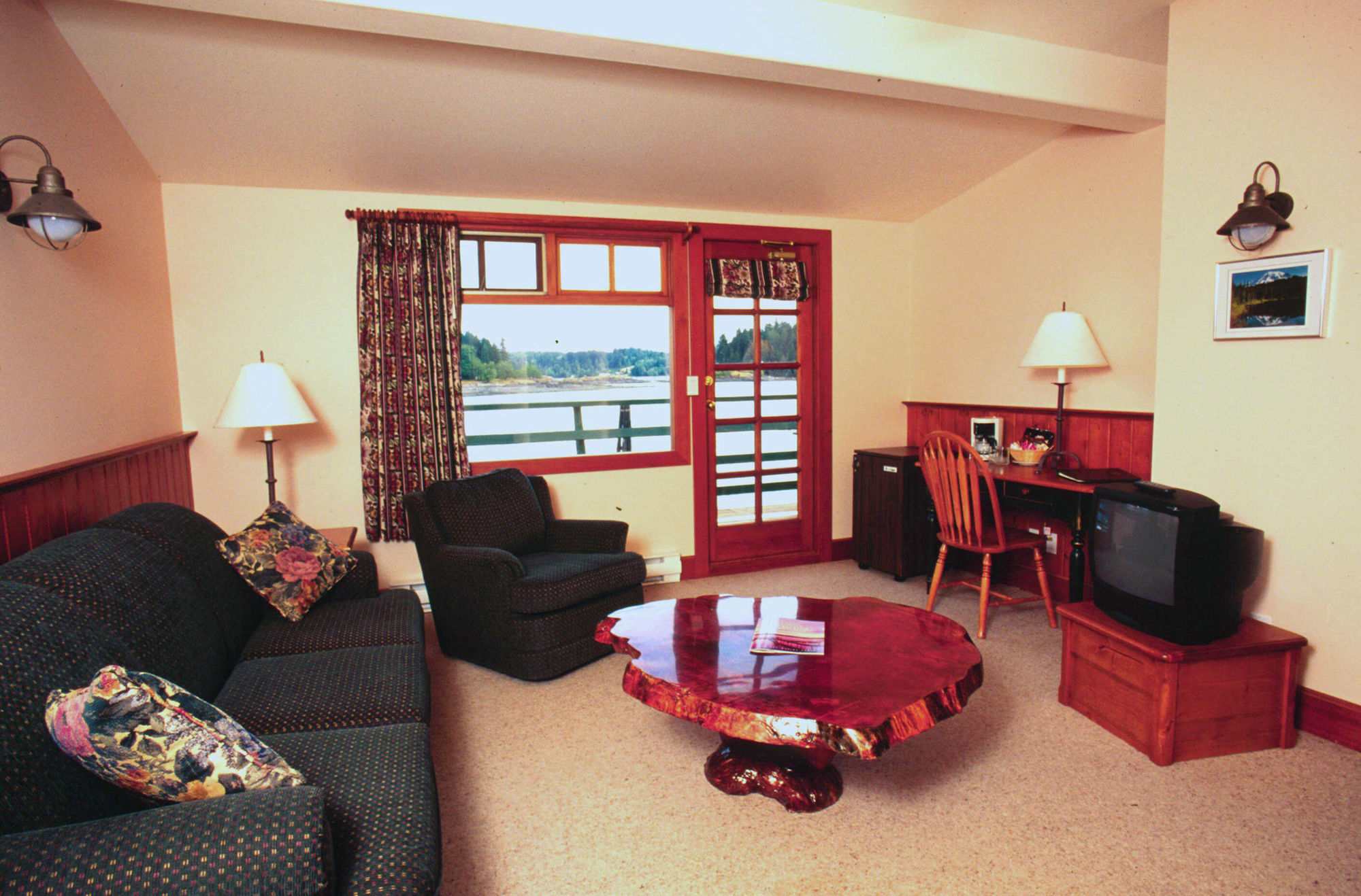 April Point 3* Quathiaski Cove